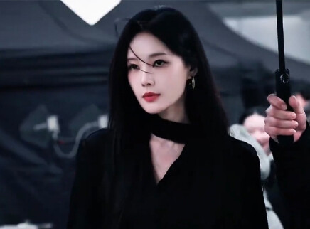 李一桐《美人余》黑裙路透