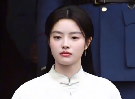 徐若晗《玉簟秋》旗袍路透